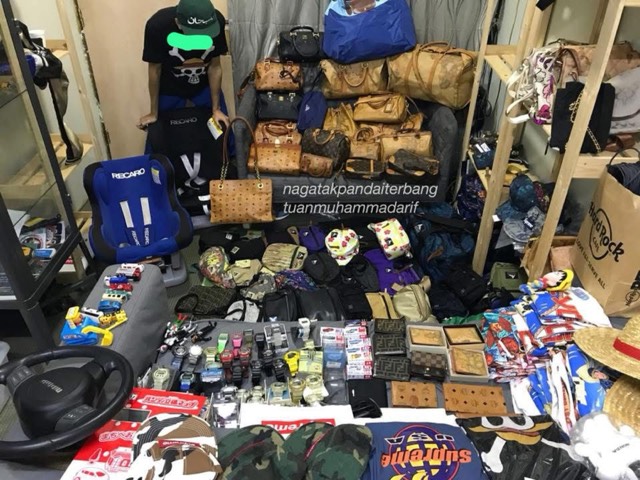 Kedai kecil pertama dengan dinding beg MCM dan jam G-Shock