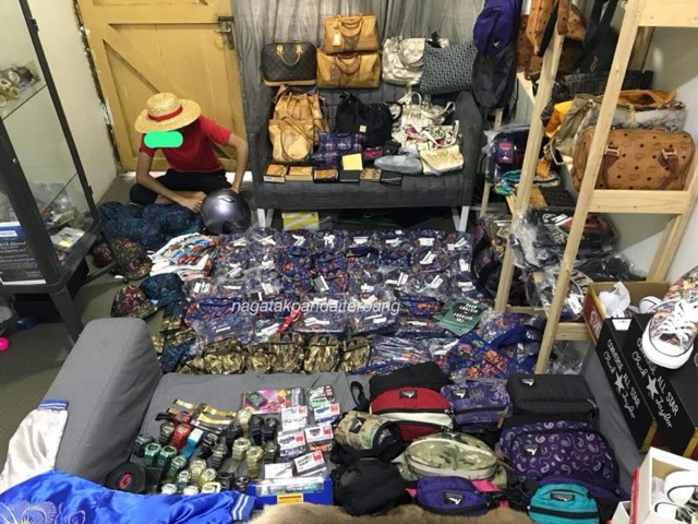 Susun stok, semua bertag dan berbungkus.