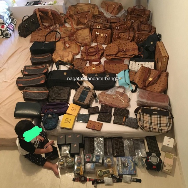 Katil penuh beg vintage MCM, Fendi dan Burberry