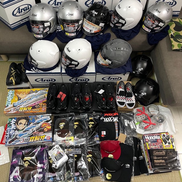 8 helmet Arai, Nike, Vans, pedang Demon Slayer.