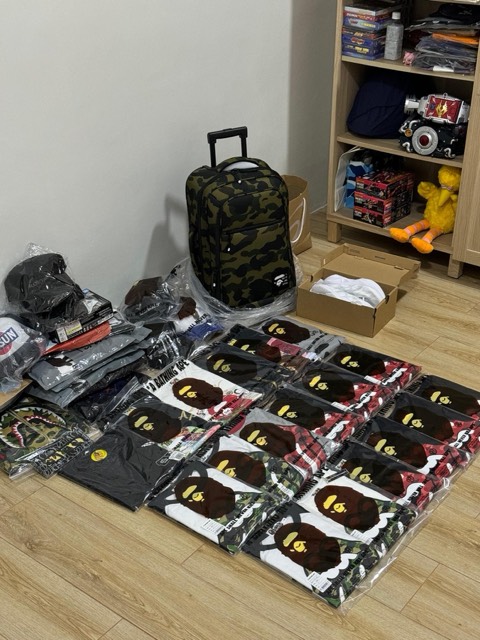 Bagasi BAPE dan puluhan t-shirt BAPE sedia dihantar